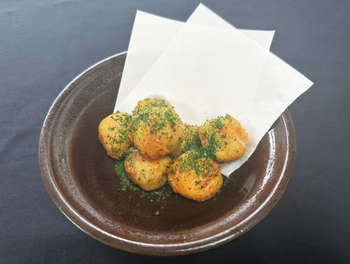 芋头用海藻、盐和黄油炸制