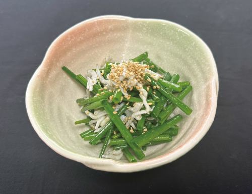 煮熟的葱拌银鱼
