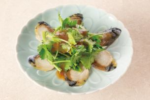 香煎腌鲭鱼，淋上香菜