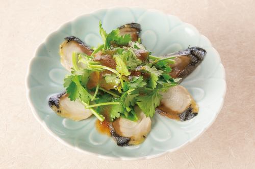 香煎腌鲭鱼，淋上香菜