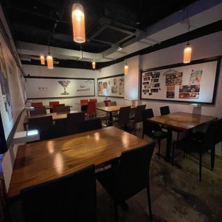 店内は44席。通常30名様～、深夜帯は15名様～承ります。立食パーティーは50名様前後までご利用可能です。