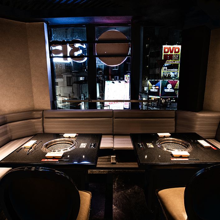 You can enjoy Yakiniku in a relaxed atmosphere in the open interior with a view of the night view.