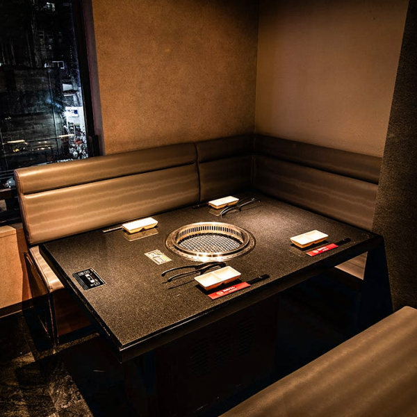 [Private room for 2 people with a couple seating style] You can enjoy a private space for just the two of you in a private room surrounded by walls.We purchase the entire Kuroge Wagyu cow at our restaurant, so you can enjoy delicious meat at a reasonable price.We also have a wide selection of luxurious meat dishes and platters that are perfect for dates such as birthdays and anniversaries.