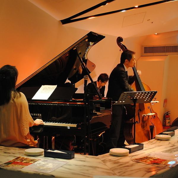Live music on stage, including JAZZ, will add color to your precious moments ☆ Live JAZZ music (20 minutes each) ■Weekdays...18:30~, 20:30~ ■Saturdays, Sundays, and holidays... 12:30~, 15:00~, 18:30~, 20:30~