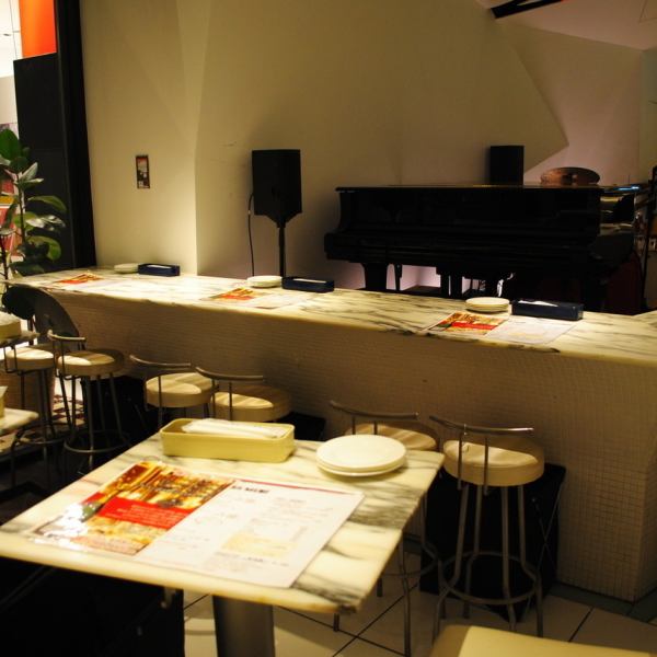 豪華大廈Ao 1樓。一個壯觀的開放式廚房！一個大酒窖！一張漂亮的大理石桌子！