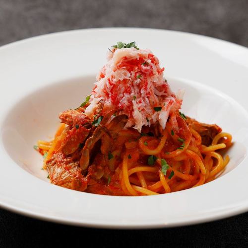 たっぷりズワイガニのせ!!渡り蟹のトマトクリームパスタ