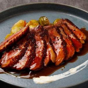 マグレ鴨胸肉のロースト ～鴨のグレイヴィソースと柚子胡椒のサワークリーム～
