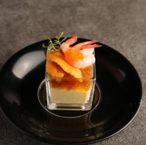 ウニ、甘えびをのせた季節野菜のムースとオマールジュレ