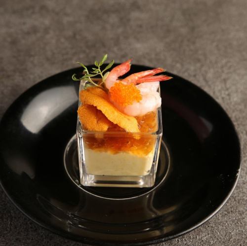 ウニ、甘えびをのせた季節野菜のムースとオマールジュレ