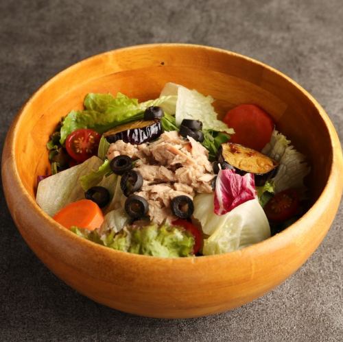 季節野菜とツナ、オリーブのサラダ
