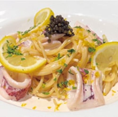 贅沢キャビアとプリプリイカの爽やかレモンクリームパスタ