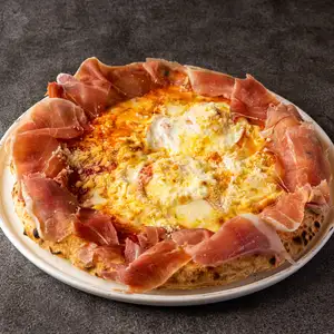 Bismarck Rosso with prosciutto and soft-boiled egg