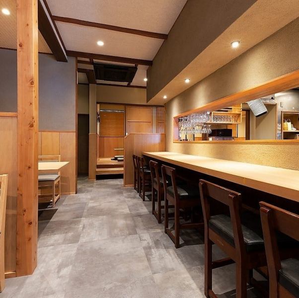 当店のカウンター席は、6席ご用意しております。目の前で調理される鰻料理を見ながら、お一人様でも静かに飲むことができる落ち着いた空間です。また、料理長と直接お話しできる席もあり、座る場所によって異なるお食事をお楽しみいただけます。