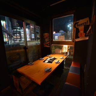 A semi-private room with table seating where you can see the city of Shinjuku over the railroad tracks.Available for 4 to 8 people.Enjoy a lively party with your friends and co-workers.