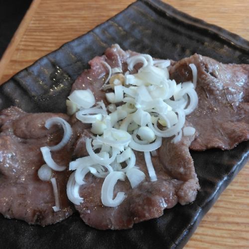 Thinly sliced beef tongue with salt