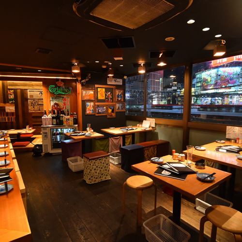 店内は新宿のネオンを一望