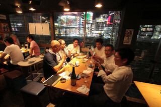 【适合宴会的包间】★设有配备下沉式被炉的全包间，可容纳10～20人；★备有可容纳5～8人的人气沙发包间；★可容纳6～9人且可欣赏夜景的半包间。非常适合公司部门的酒会、女生之夜、发布会和庆祝活动！桌子上允许吸烟！