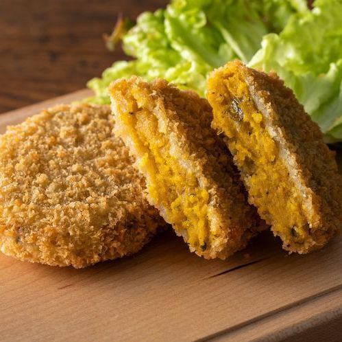 大きい栗かぼちゃのチーズ包み揚げ