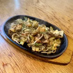 Spicy miso garlic offal stir-fry