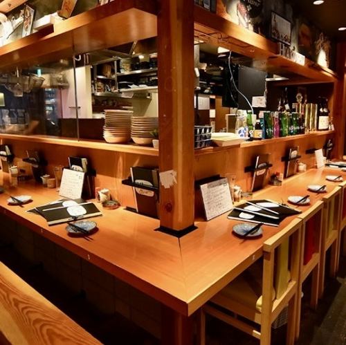 <p>【チョイ呑みもOK!!気軽に使えるカウンター席】お一人様からでも気軽にご利用頂けるカウンター席！お仕事帰りの一杯や、同僚さんやお友達との軽めのお食事、デートにもご利用頂いております。カウンター席は全16席。厨房からの活気も間近に感じられる、酒場ならではの明るく元気な雰囲気も人気です。カウンターも喫煙可能</p>