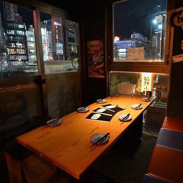 야경이 보이는 좌석이나 소파 개인실 등, 소인원을 위한 개인실을 준비