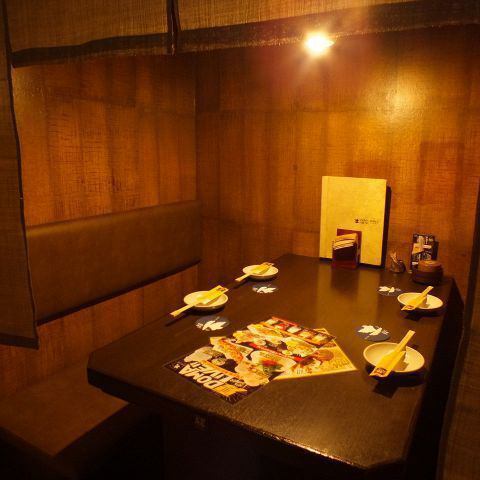 温かく照らすライトで落ち着き空間。BOXタイプ半個室でまったり