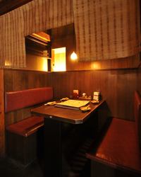 温かく照らすライトが落ち着きを与えてくれるBOX席は少人数飲み会に最適♪駅１分★代々木 飲み放題 宴会