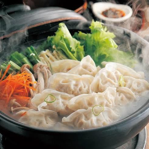 スープの旨味と餡の旨味ががミックスされた【炊き餃子鍋】☆味は【仙台味噌と豚骨】からお選びいただけます