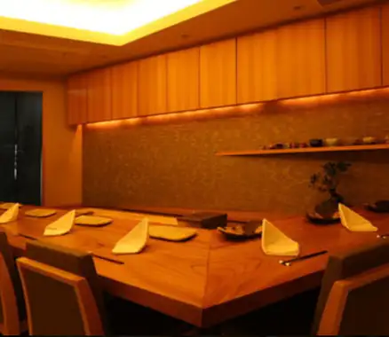 The venue can be reserved for private parties of 6 to 9 people, making it ideal for small gatherings and dinners.With counter seats where you can watch the artisans at work up close, and a space where you can relax without worrying about your surroundings, it's recommended for anniversaries and business entertaining.Enjoy a relaxing and special dining experience in a calm and tranquil atmosphere.