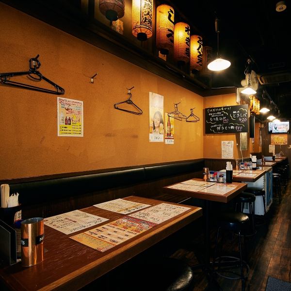 外からは分かりづらいですが、実は奥に広い店内。 味がある雰囲気です！人数に合わせて使えるテーブル席は２名様～OK♪