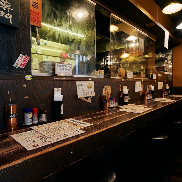 東戸塚駅近のもつ焼き屋。実は奥に広い店内で、カウンター、テーブル、座敷など様々な席をご用意。カウンターはスタッフとの会話や焼き場のライブ感も楽しめ、おひとりさまや常連さんに人気♪