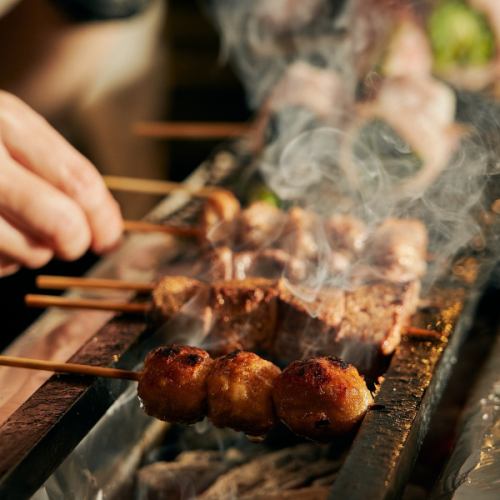 炭火で焼き上げるもつ焼き