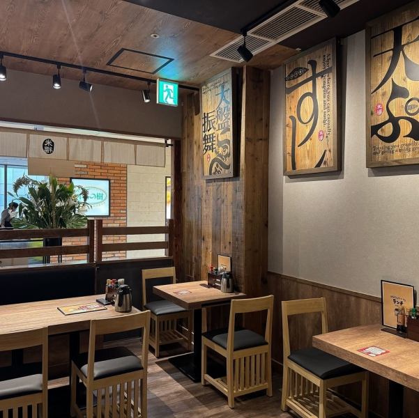 Yone Fuku, which is directly managed by a design company, is so stylish that it overturns the concept of a tempura restaurant.It is a highly sensitive space where inorganic concrete and old wood harmonize, but it boasts a surprisingly comfortable and relaxed atmosphere.Enjoy the fusion of tasteful cuisine and space with friends and loved ones.We promise you a blissful moment on the 6th floor of Namba Parks.