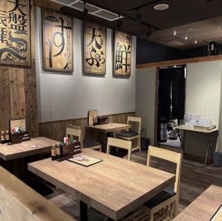 走進這裡，你將置身於一個充滿現代日本文化的精彩世界。商店內部，溫暖的木質元素與精緻的設計完美融合，散發出只有設計公司直接經營的商店才能擁有的獨特風格。這個既時尚又令人感到放鬆的空間是一個特別的地方，你會忍不住想邀請你的親朋好友來這裡小聚。忘卻日常瑣事，享受一段輕鬆愉悅的時光。