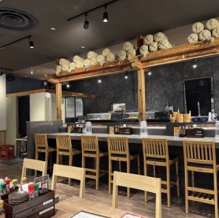 開放式廚房前設有操作台。這是一個熱鬧的區域，您可以欣賞工匠們精湛的手工藝品，近距離聆聽天婦羅炸製時的美味聲音。沉浸在新鮮油炸食品的香氣和聲音中，享受一段奢華時光。