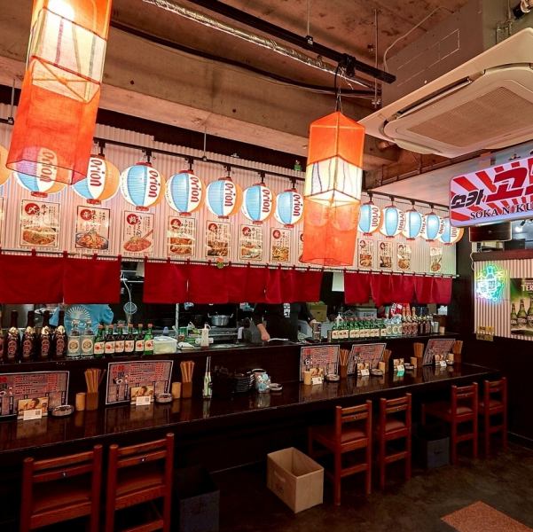 【昭和レトロな雰囲気が漂う横丁をイメージ】提灯が飾られまるで酉の市のような賑わいと活気に満ちた店内は、ワイワイと賑やかな空間で、元気をもらえること間違いなし◎一つの店舗で焼肉、もんじゃ、韓国料理の3つの味が楽しめるのが最大の魅力です！あれもこれもを楽しめちゃう欲張りな空間です♪