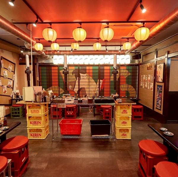 【とにかく広い店内！最大120名様までの貸し切りに対応可能です】大人数での宴会や、結婚式の二次会、お祝いなど、様々なシーンでご利用いただけます◎周りを気にせず、思いっきり楽しみたいときにぴったり♪広々とした空間で、美味しい料理とドリンクを囲みながら、記憶に残る楽しいひとときをお過ごしください！