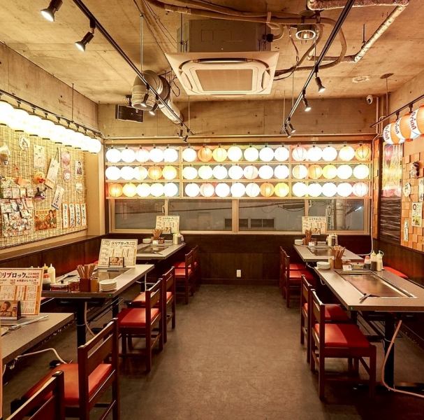 【お一人様でのご利用大歓迎！】気軽に立ち寄れるカウンター席や、韓国の雰囲気が楽しめる立ち飲みブースをご用意しております。立ち飲みブースでは、チヂミなどの韓国のおつまみも楽しめるのが嬉しいポイント！気軽にサクッと飲んで楽しむことができます！その日の気分に合わせてお楽しみください。