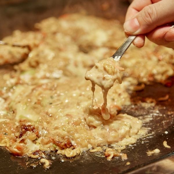 鉄板を囲んで楽しめる！ボリューム満点な粉もん料理【お好み焼き、もんじゃ】