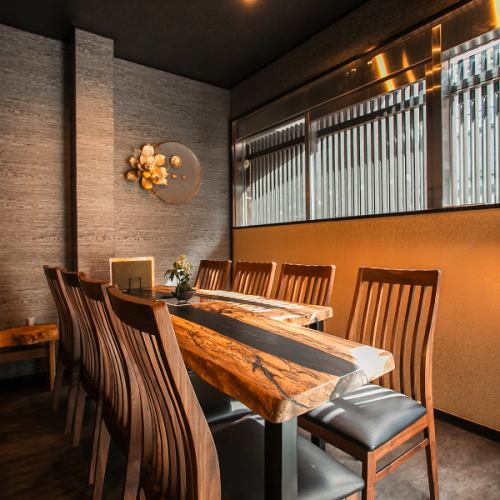 <p>最大8名のテーブル席は100年に1度と希少な黒柿の木で作られ、目を惹く存在感があります。大切な人との食事や、記念日誕生日などのイベント、会食や宴会など様々なシーンで利用いただけます！</p>