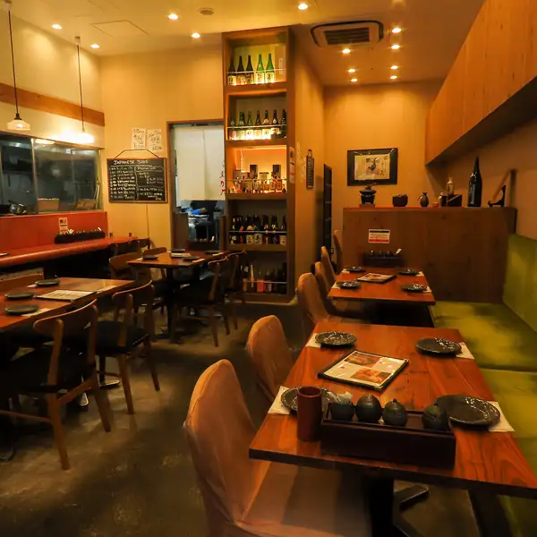 落ち着いた雰囲気漂う店内には、ごゆっくりお食事を楽しめる4名様用のテーブル席をご用意しております。大切なお客様をおもてなしする接待やご会食、仕事仲間との少人数での飲み会にも最適な空間です！こだわりの絶品鶏料理と豊富なお酒を味わいながら、周りを気にせず、リラックスした特別なひとときをお過ごしください。