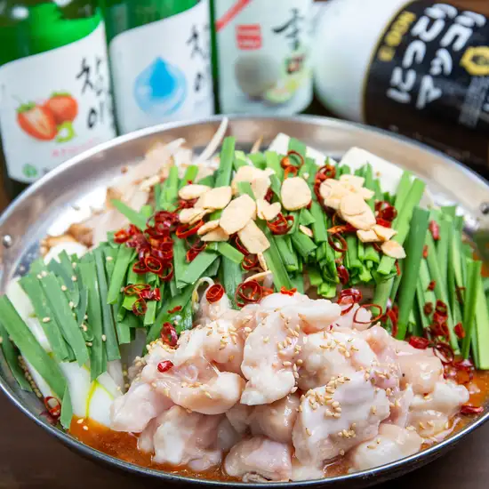 我們提供豬雜火鍋、泡菜火鍋等等！我們鮮美濃鬱的湯底火鍋絕對美味！