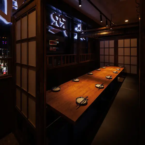 窓越しに街の灯りを感じられる開放感もありながら、店内は落ち着いた雰囲気で、周りを気にせずゆっくり過ごせます。料理とお酒、会話まで心地よく楽しめて、ゆったり語り合える個室空間です。