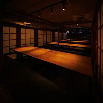 48名様個室。大人数でもゆったり過ごせるつくりで、会社宴会や同窓会、各種集まりにも最適。ほどよく落ち着いた雰囲気で、和モダンなぬくもりに包まれながら、みんなでゆっくり楽しめる空間です。