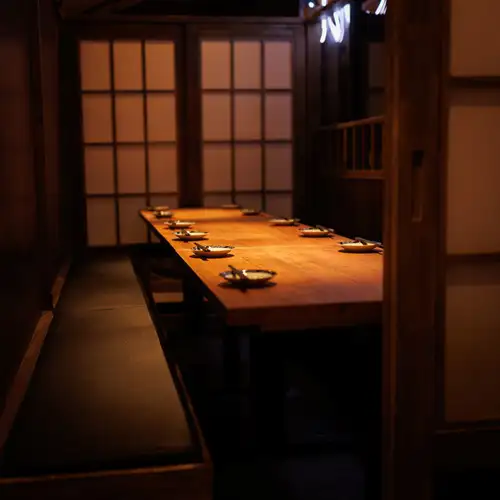 各種宴会にちょうどいい、和のぬくもりに包まれる空間。