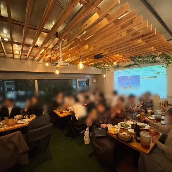The sparkling lights will transport you to a fantastical space.It's the perfect place to spend some quality time with family and friends.We also offer special courses perfect for anniversaries.What's more, surprises are also possible! Let's brighten up your special day with delicious food and wonderful presentations!