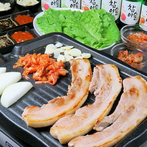 韓国焼肉の定番！【サムギョプサル】☆スライスした豚バラ肉、キムチ、ニンニクなどを焼いて包み野菜にくるんで食べます！