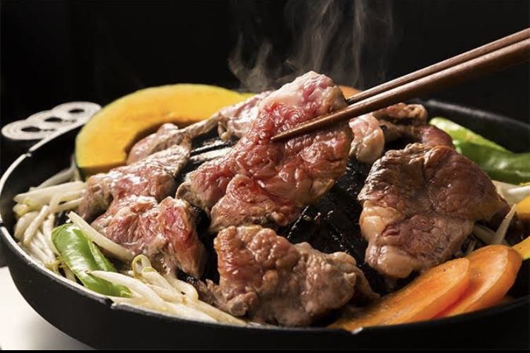 在“烤肉酒場天竺”盡情享受北海道的飲食文化“神器肉館”吧！提供新鮮的羊肉。成吉思汗套餐全10道菜120分鐘無限暢飲4,580日元（含稅）