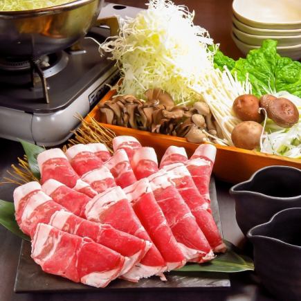 充滿羊肉香氣和風味的北海道羊肉涮鍋無限量套餐，包含4道菜品和2小時無限量暢飲，價格為4,500日元（含稅）。