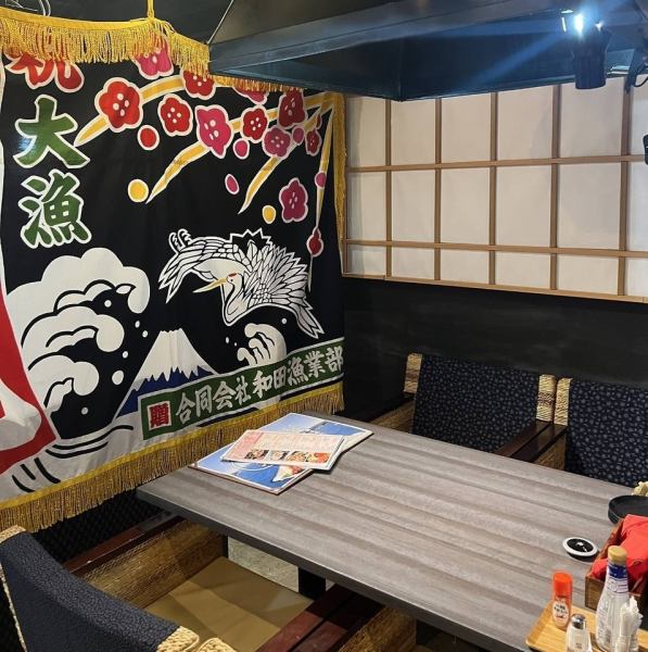 【お洒落な店内が自慢】全席喫煙可能！！2フロアに分かれている店内ですが、奥のフロアは広々です。ソファーテーブル席やイステーブル席をご用意しています。こちらのフロアは最大28名様まで可能で、大画面のモニター付きです♪結婚式の二次会や、演出にも使用可能ですのでご相談ください♪